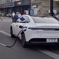 China resuelve otro miedo del auto eléctrico: si se queda sin batería, una estación móvil llega a recargarlo