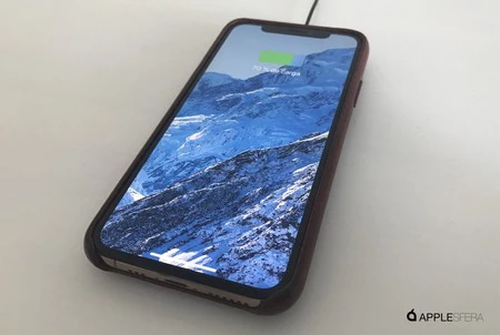 充電器はケースを付けたiPhone XSの下にすっぽり収まります。