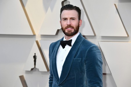 De azul y en terciopelo, Chris Evans en la alfombra roja de los Premios Óscar 2019