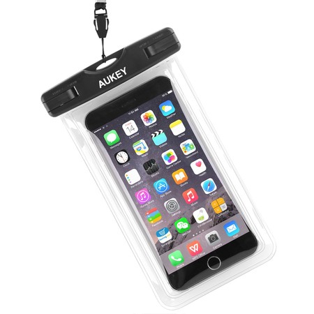 Con la funda impermeable Aukey PC-T5 podemos mantener nuestro móvil protegido del agua y la arena por sólo 6,76 euros en Amazon