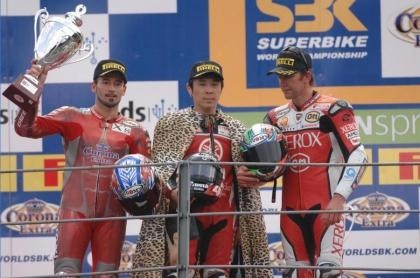 Haga logra en Monza el primer doblete de 2007