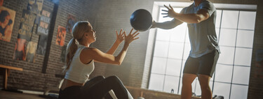 Los ejercicios más intensos con balón medicinal para ponerte en forma en poco tiempo 