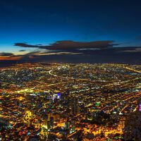 De bombillos a tecnología activa, así es cómo Bogotá busca renovar su red de alumbrado público con postes que ven, piensan y actúan 