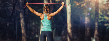 23  ejercicios con banda elástica ideales para entrenar en casa o al aire libre 