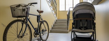 Toda la vida viendo bicicletas y carritos de bebé de los vecinos en el rellano: esto es lo que dice la ley