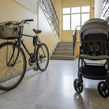 Toda la vida viendo bicicletas y carritos de bebé de los vecinos en el rellano: esto es lo que dice la ley