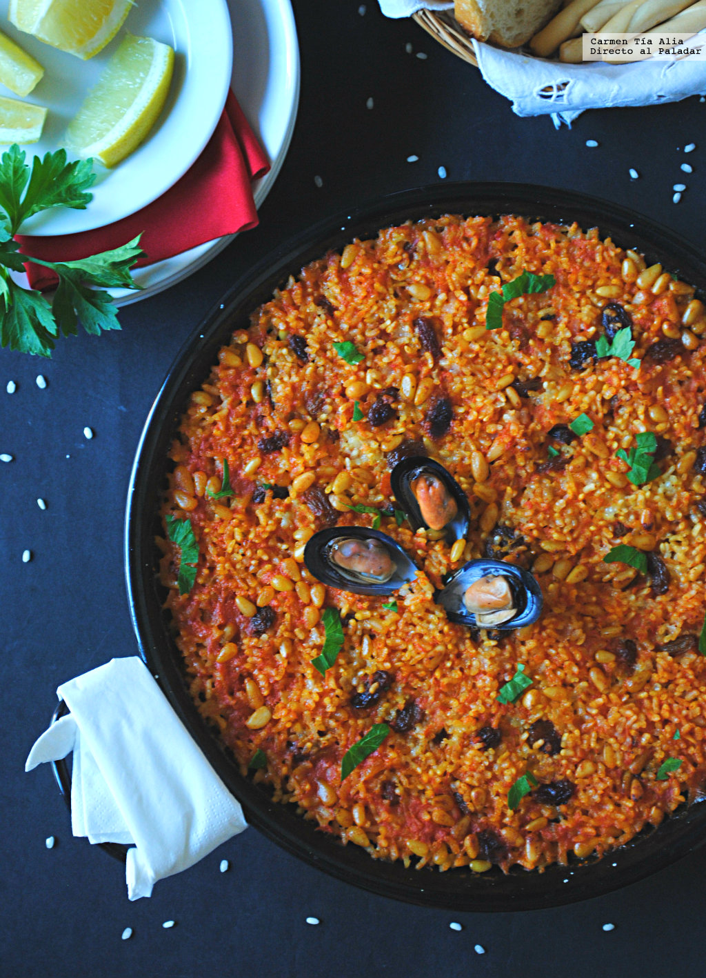 Arroz con mejillones en paella. Receta de verano