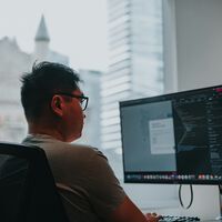Pasan los años y el FBI sigue tumbando redes de norcoreanos presentándose y obteniendo trabajos en remoto dentro de EEUU