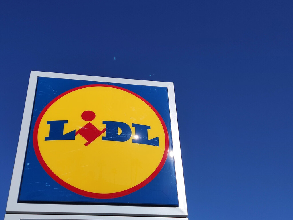 Lidl arrasa con el toldo vertical opaco fácil de instalar ideal para terrazas pequeñas: protege del calor y muy resistente