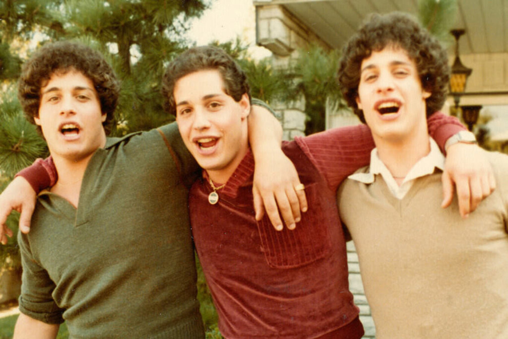 La historia increíble (y terrible) de Bobby, Eddy y David, los trillizos separados de bebes para un experimento científico