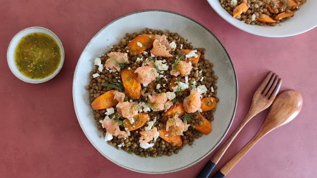 El salmón ahumado es el protagonista de esta ensalada de lentejas: saludable, saciante y lista en 15 minutos