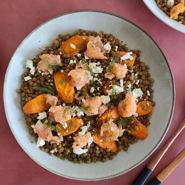 El salmón ahumado es el protagonista de esta ensalada de lentejas: saludable, saciante y lista en 15 minutos 