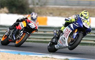 La Yamaha de Rossi expuesta y Pedrosa firmando autógrafos
