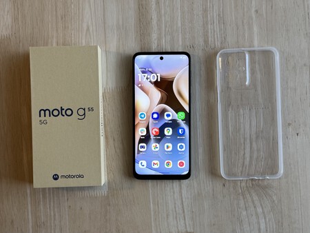 Foto del Motorola Moto G55 5G junto a la caja y la funda de plástico transparente