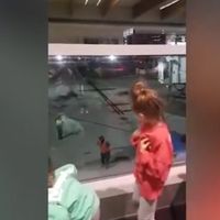 La graciosa "batalla de baile" entre dos niñas y un empleado del aeropuerto que se ha vuelto viral 