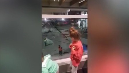La graciosa "batalla de baile" entre dos niñas y un empleado del aeropuerto que se ha vuelto viral