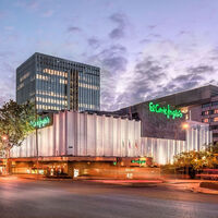 Las rebajas de El Corte Inglés comienzan bajando el precio de la chaqueta impermeable Helly Hansen más deseada   