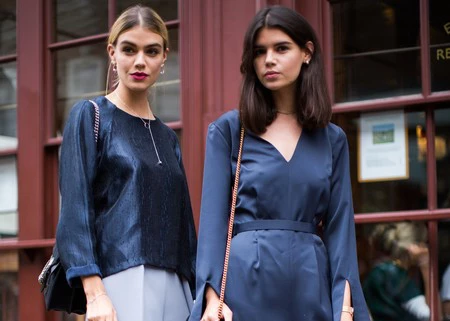 El street style no espera: así lucen las chicas de moda el Classic Blue, el Pantone de 2020 más fácil de combinar