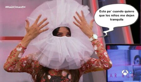 Pilar Rubio se convierte en una anémona con el tapete de ganchillo de tu abuela (y Cristina Pedroche ya quiere ir corriendo a copiarla)