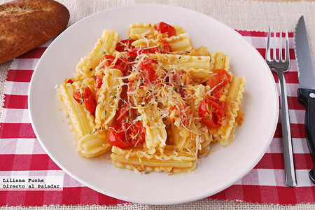 Capricci con tomates cherry y queso San Simón. Receta de pasta