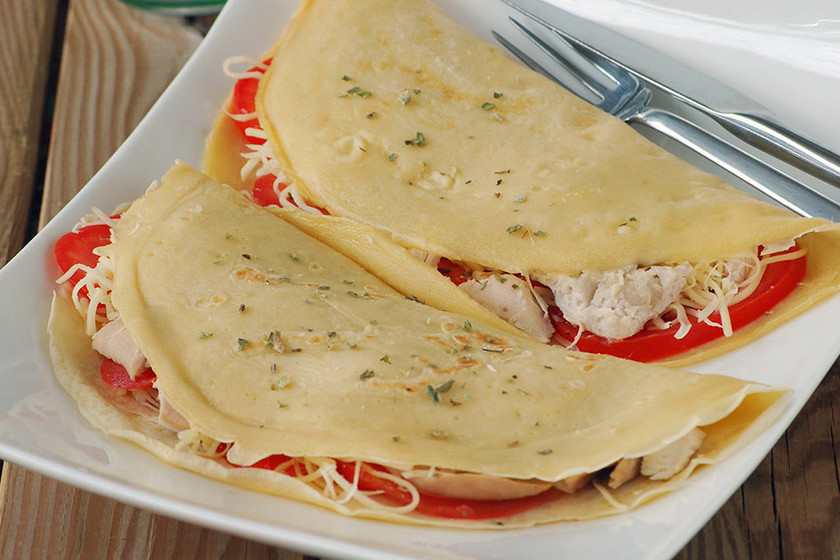 Crêpes de pollo asado, tomate y queso emmental: receta de aprovechamiento