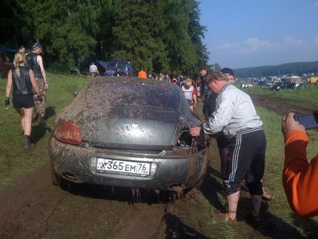 Bentley Continental GT en el barro
