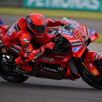 Marc Márquez sigue marcando el paso en Argentina y Pecco Bagnaia se salva de milagro tras su primera caída del año 