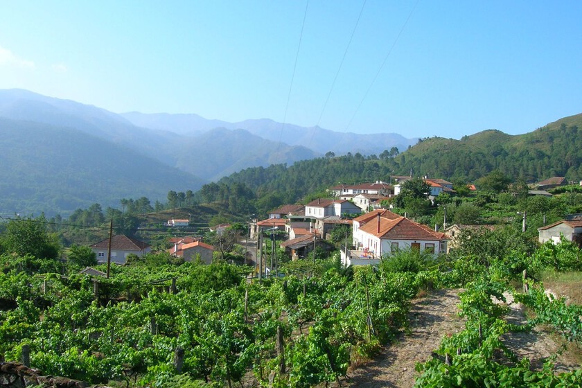 Hereda un minipueblo en España y pone casas a la venta por 7.000 euros para convertirlo en proyecto de vida rural