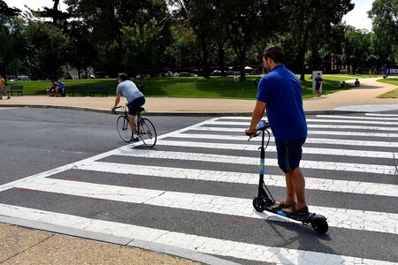 El primer seguro de pago por uso para patinetes eléctricos ya está en España y marca el futuro de los VMP