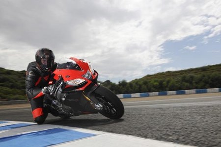 Aprilia explica cómo funcionan los gadgets de la Aprilia RSV4 APRC