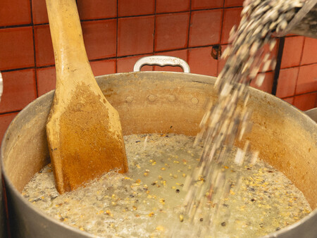 Primera Fase Del Proceso De Nixtamalizacion Anadir El Maiz A La Cal