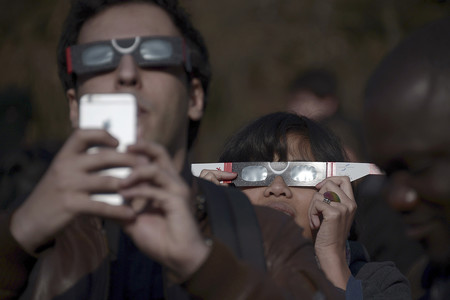 Cómo seguir y fotografiar con el móvil el eclipse solar