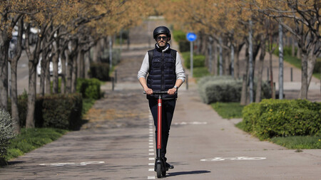 Usuario circulando en patinete