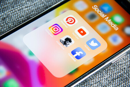 Teléfono con iconos de redes sociales, una de las formas de relacionarse con contactos poderosos