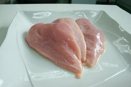 Lavar el pollo crudo aumenta el riesgo de infección alimentaria
