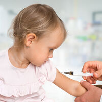 Los pediatras recomiendan vacunar de la gripe a todos los niños mayores de seis meses