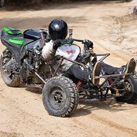 A lo Mad Max: Alguien se aburría tanto que ha fabricado un triciclo infernal con una Kawasaki de 125 CV