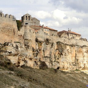 Solo 20 habitantes y un pueblo medieval encaramado a una peña: el rincón de Soria que National Geographic recomienda 