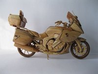 Si no puedes comprarte la nueva BMW K 1600 GT... hazte una de madera