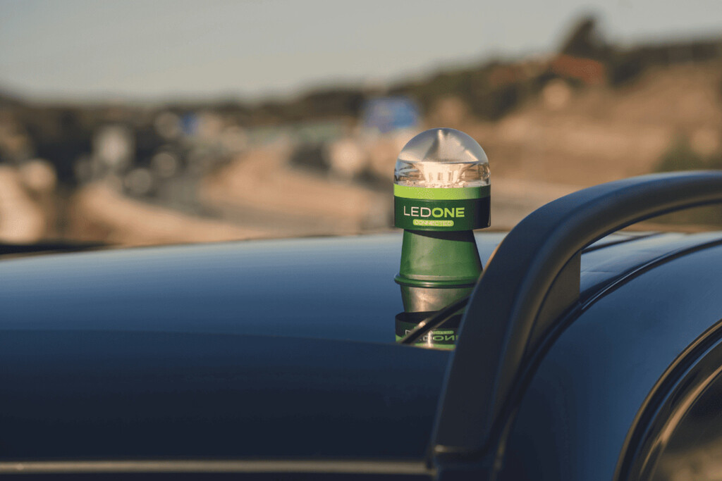 Dos balizas V16 con más de 100 candelas para tener una mejor visibilidad si tenemos una emergencia con el coche 