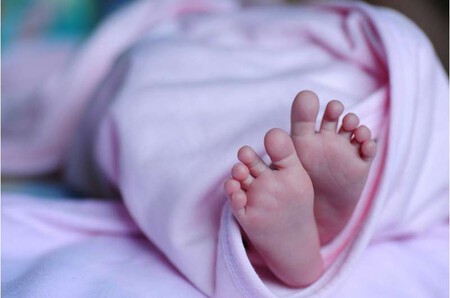 Un nuevo estudio puede ayudar a explicar por qué el COVID afecta menos a los bebés que a los adultos