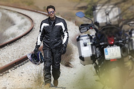Protección e impermeabilidad con Seventy Degrees, para que el invierno no te baje de la moto