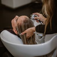 Si te tiñes el pelo hay cuidados que son fundamentales, como usar un champú para cabellos teñidos