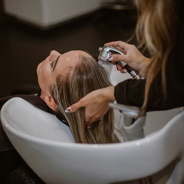 Si te tiñes el pelo hay cuidados que son fundamentales, como usar un champú para cabellos teñidos