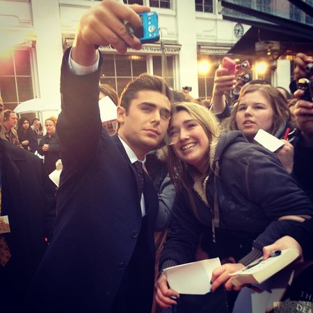 Zac Efron firma donde haga falta por ser de mayor igualito que Tom Cruise ¿estamos seguros?