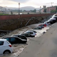 Un gran boquete se traga veinte coches en Florencia