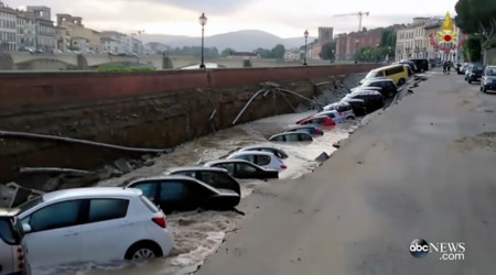 Un gran boquete se traga veinte coches en Florencia