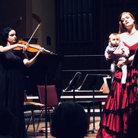 El vídeo de un bebé que acompañó a su madre violista en el escenario durante un recital de música clásica 