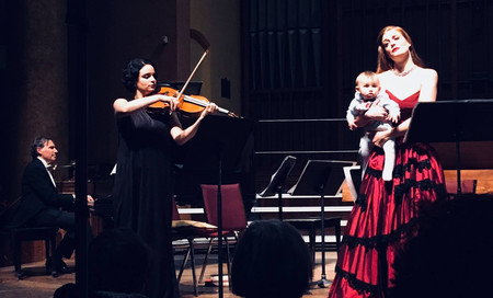 El vídeo de un bebé que acompañó a su madre violista en el escenario durante un recital de música clásica