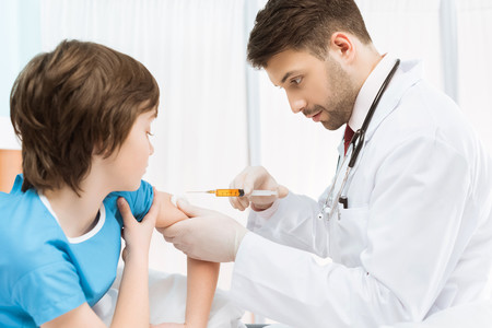 Madrid comenzará a administrar la vacuna tetravalente contra la meningitis a los niños de 12 años